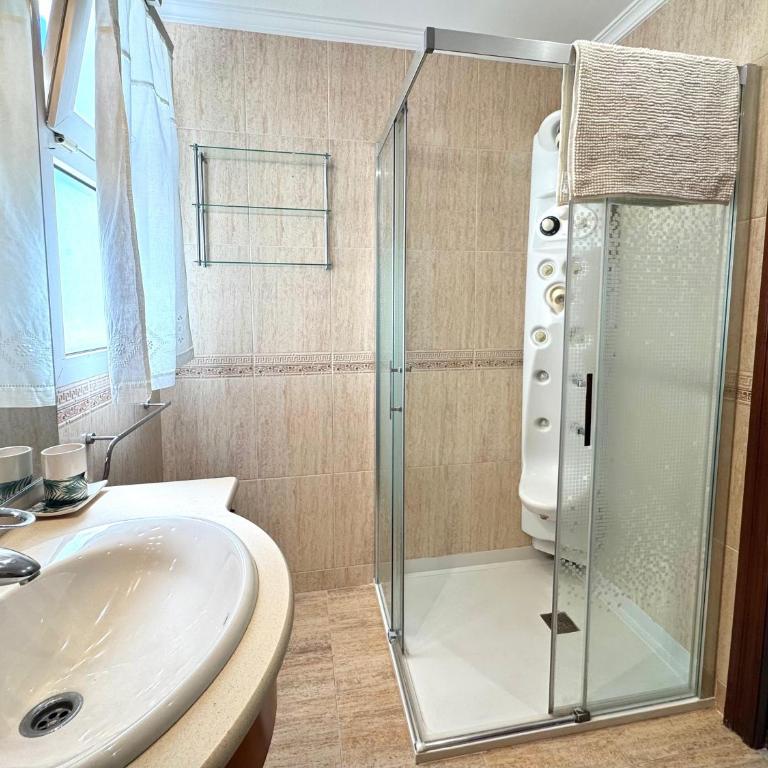 Terraza y vistas en Carihuela Erisa 2 a 100 metros de la playa - Apartamento de 2 dormitorios - 25