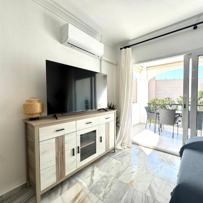 Terraza y vistas en Carihuela Erisa 2 a 100 metros de la playa - Apartamento de 2 dormitorios - 8