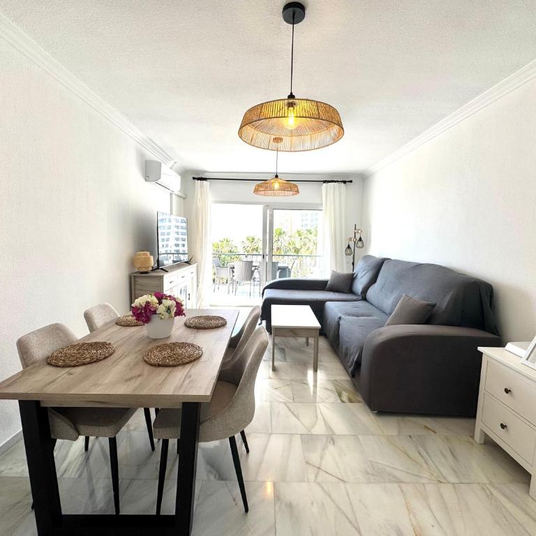 Terraza y vistas en Carihuela Erisa 2 a 100 metros de la playa - Apartamento de 2 dormitorios - 11