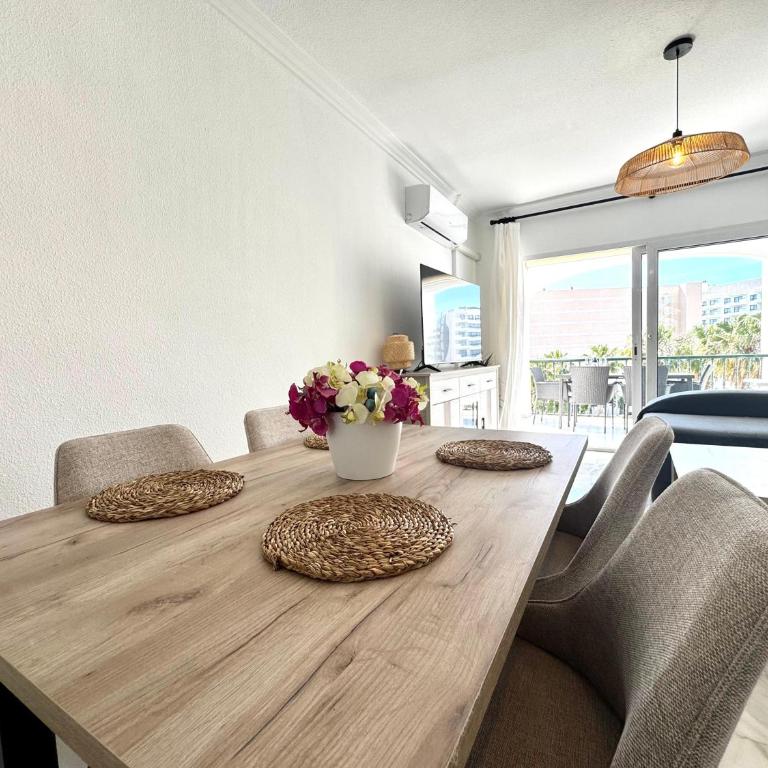Terraza y vistas en Carihuela Erisa 2 a 100 metros de la playa - Apartamento de 2 dormitorios - 12