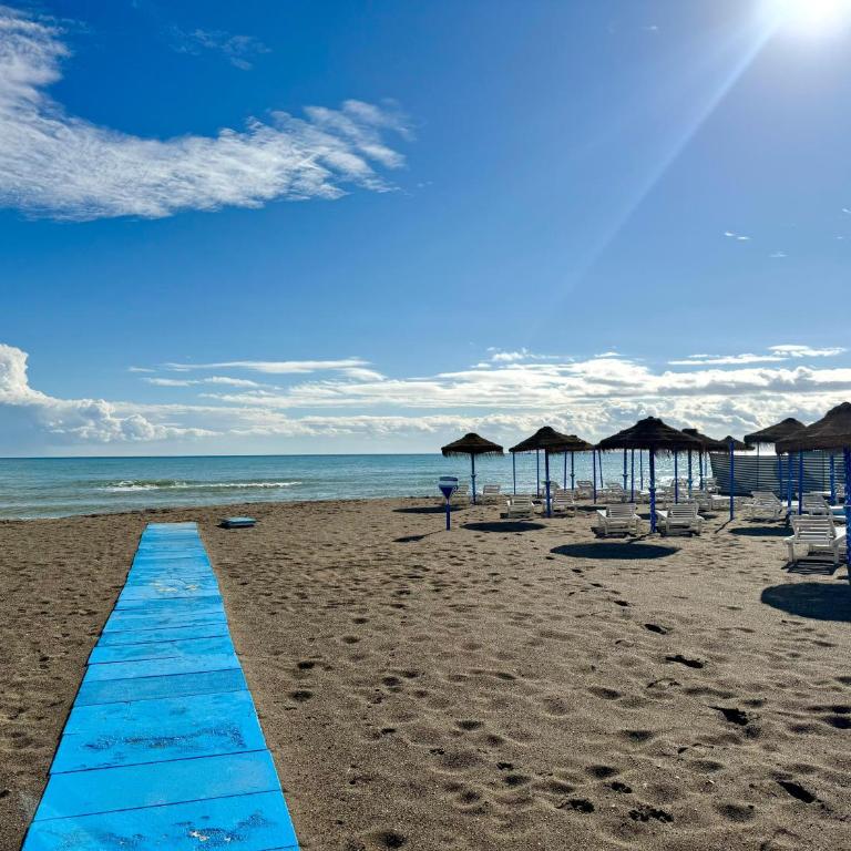 Terraza y vistas en Carihuela Erisa 2 a 100 metros de la playa - Apartamento de 2 dormitorios - 40