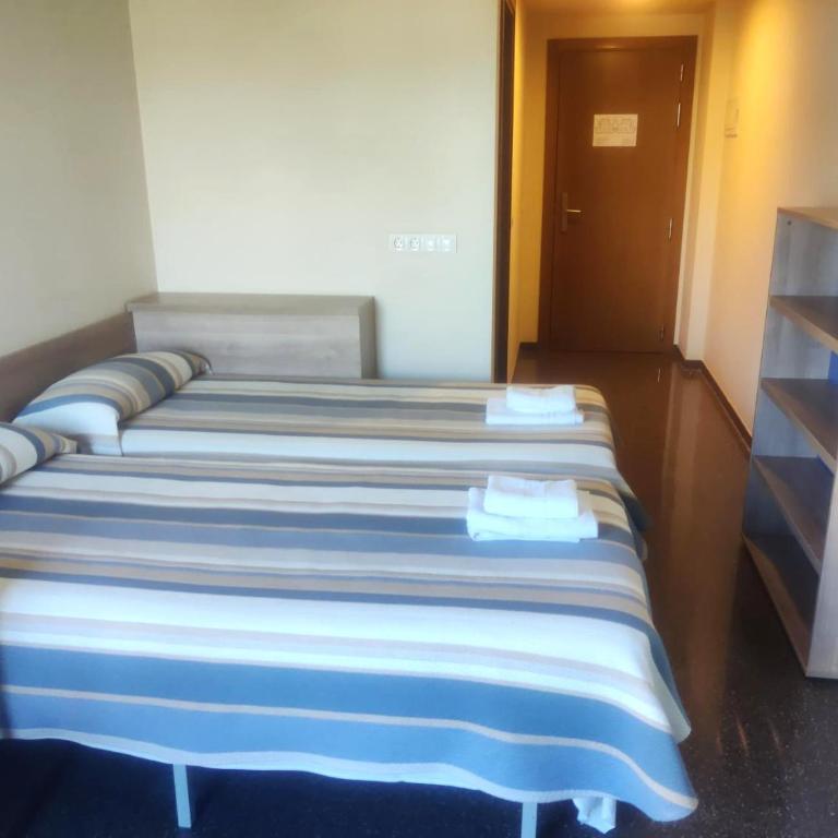 Residencia Universitaria Resa Hernan Cortes - Habitación Doble Económica - 2 camas - 2