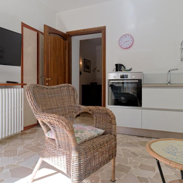 Loggia degli Innocenti Laura - Flat in the Center and near the Lake with two Bedrooms - Appartamento con 2 Camere da Letto - 10