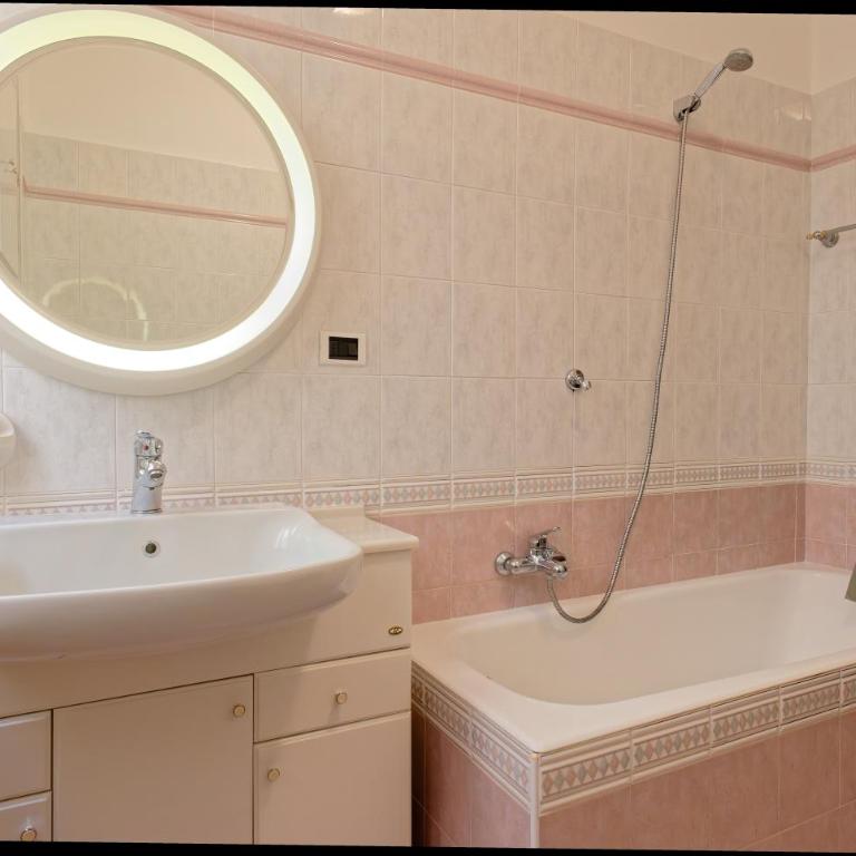 Loggia degli Innocenti Laura - Flat in the Center and near the Lake with two Bedrooms - Appartamento con 2 Camere da Letto - 23