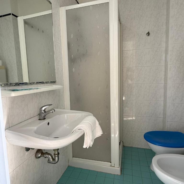 Rooms Casa Celeste sul Mare - Camera Familiare con Bagno Privato - 5