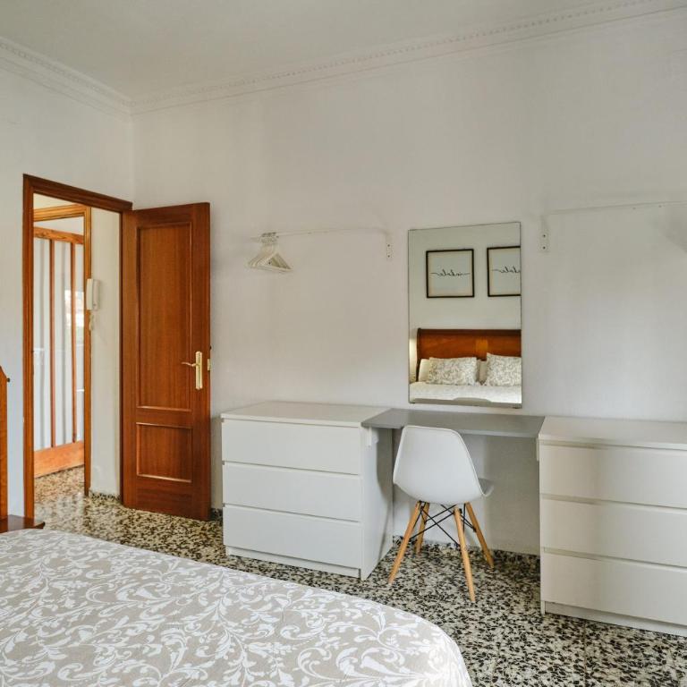 Atarazanas Flat - Three-Bedroom Apartment - 8