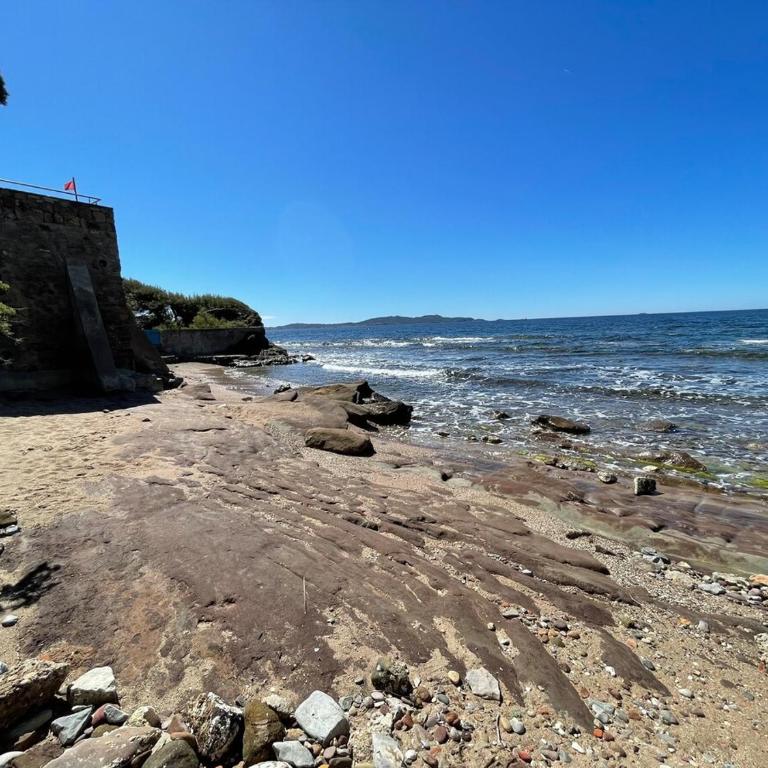 Maison Familiale - Plage privée - Appartement 2 Chambres avec Terrasse et Vue sur la Mer - 14