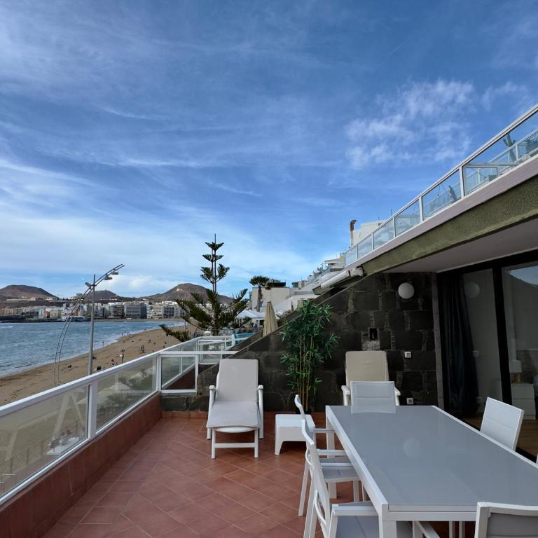 La Perla de Las Canteras - Three-Bedroom Apartment - 4