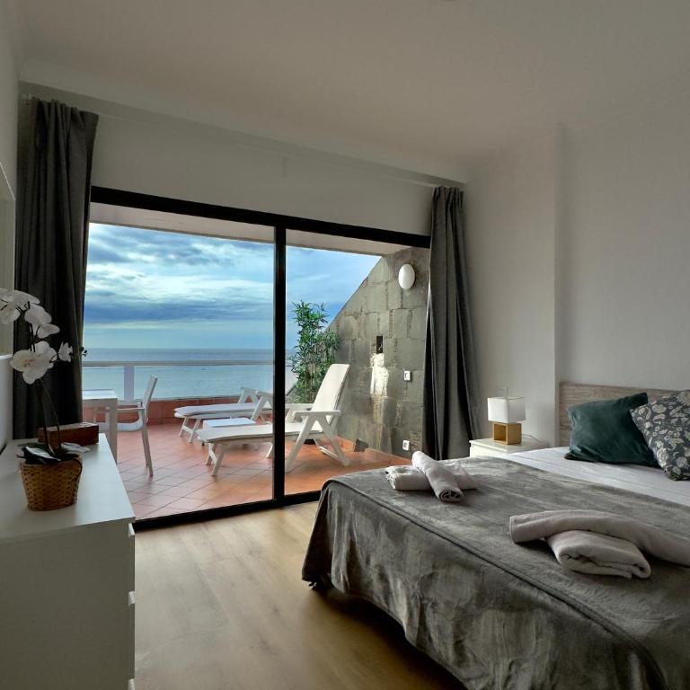 La Perla de Las Canteras - Three-Bedroom Apartment - 2