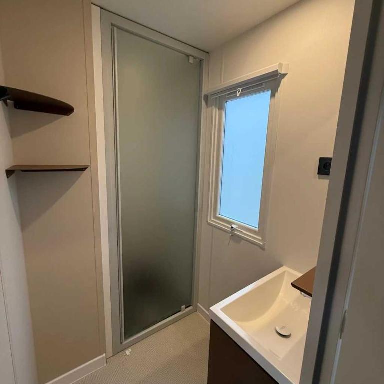 Camping 4 étoiles - Piscine - ccbbecb - Three-Bedroom Mobile Home - 8
