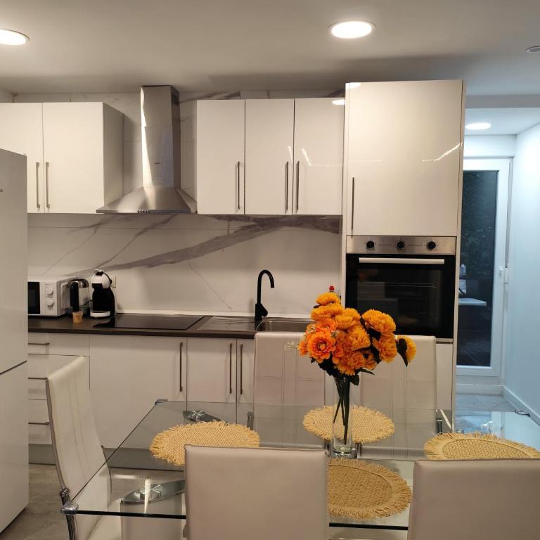 The Mushroom Street Apartment - Three-Bedroom Apartment with View - 13