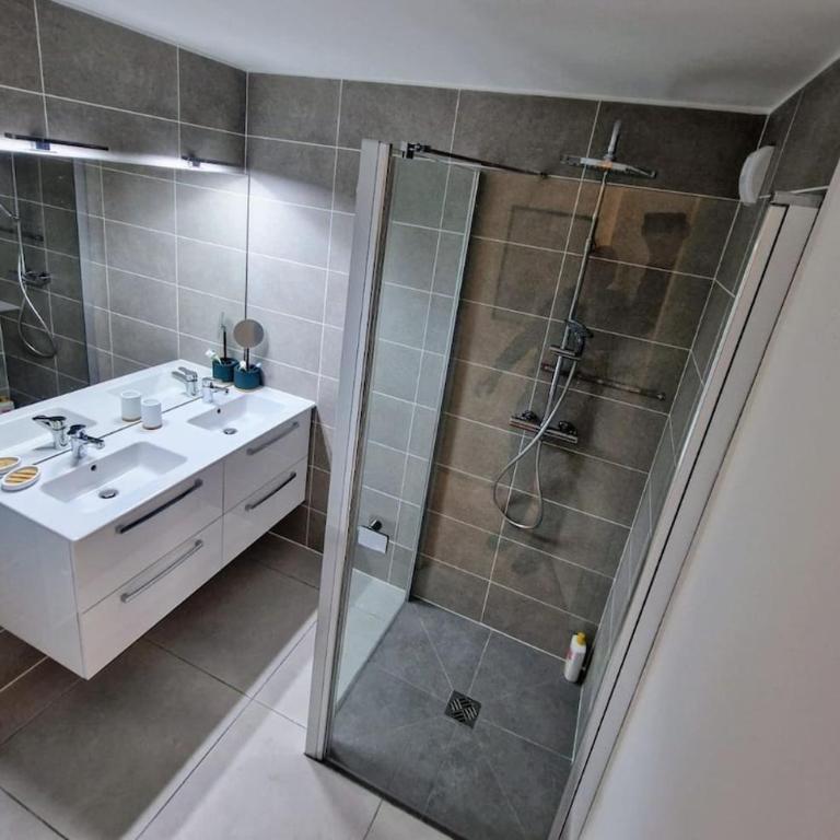 T3 spacieux, proche du lac et du grand port avec garage - Two-Bedroom Apartment with Balcony and Terrace - 8