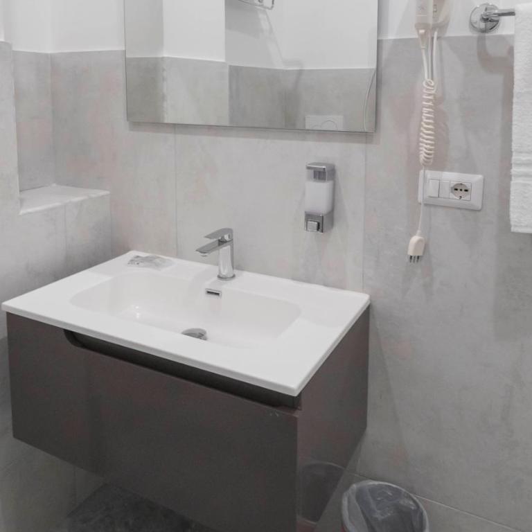 Il Perugino Guest House - Double Room with Private Bathroom - 9
