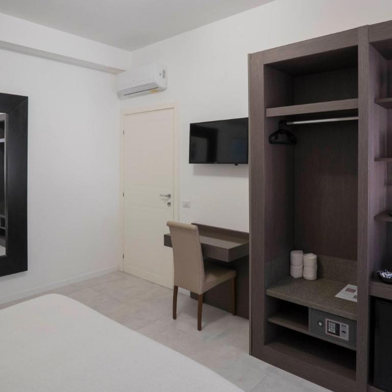 Il Perugino Guest House - Quadruple Room with Private Bathroom - 5