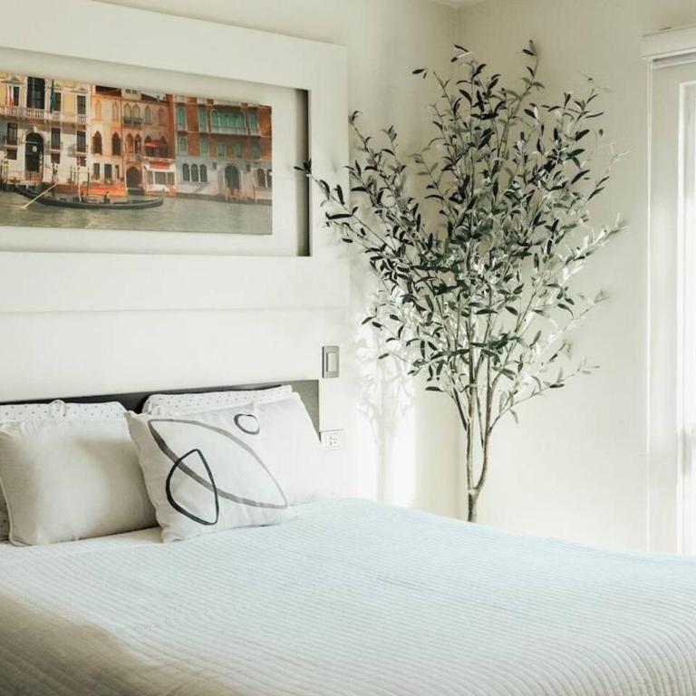 Studio 112 - Stay In Style, Stay Central - One-Bedroom Apartment - 1