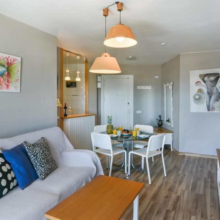 Fantastic seaviews & pool, close to beach - Two-Bedroom Apartment with Balcony and Sea View - 8