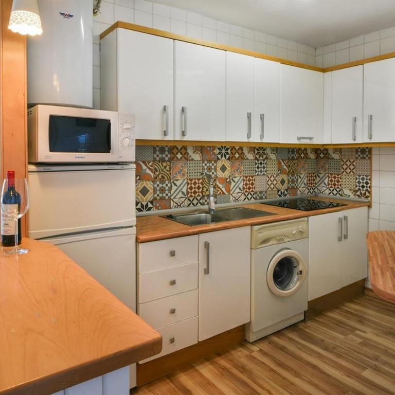 Fantastic seaviews & pool, close to beach - Two-Bedroom Apartment with Balcony and Sea View - 14