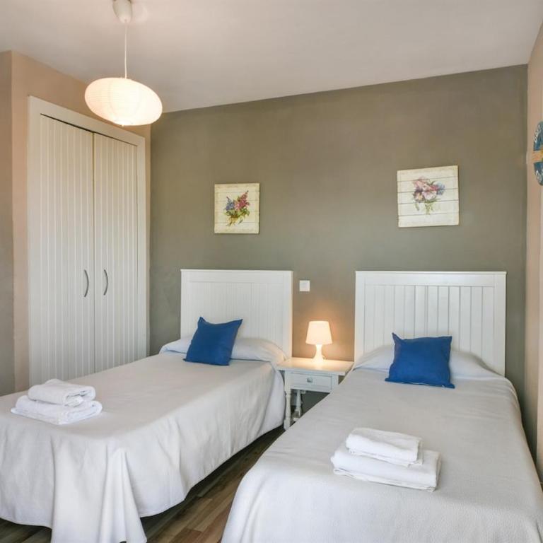 Fantastic seaviews & pool, close to beach - Two-Bedroom Apartment with Balcony and Sea View - 19
