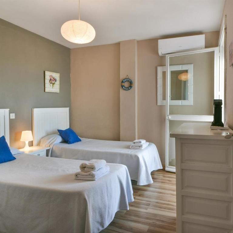 Fantastic seaviews & pool, close to beach - Two-Bedroom Apartment with Balcony and Sea View - 5