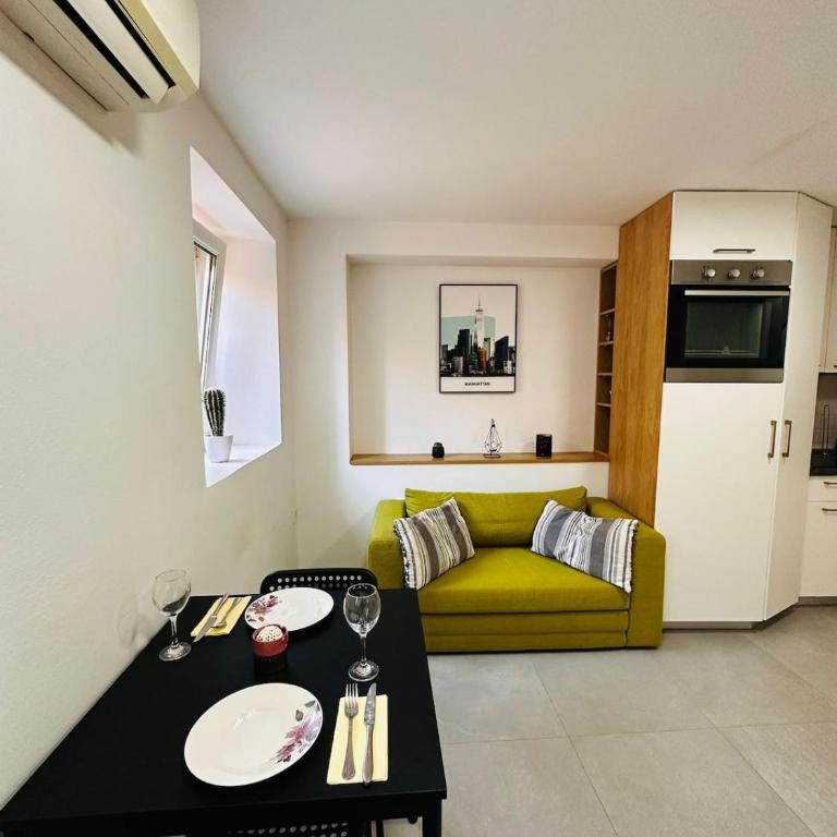 2 Charming Apartment in Kotor Old Town - One-Bedroom Apartment - 5