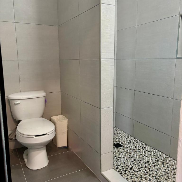Newly Renovated Studio B2 with Patio Sleeps 2 - Studio Apartment with One Double Bed - 4