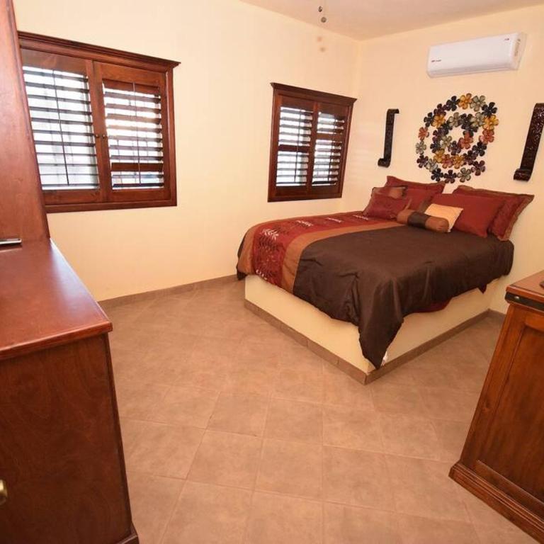 Great for Families 5 Bedroom on Sandy Beach - Casa - 17