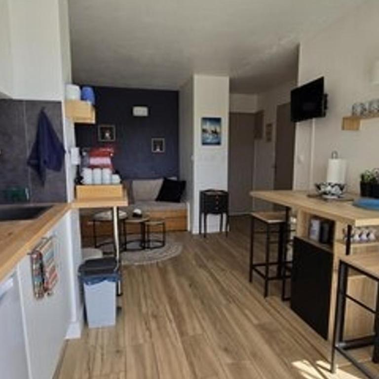 Appartement Bord de Mer avec Parking et Piscine - Confort et Commodité - FR-1-801-4 - Appartamento - 4