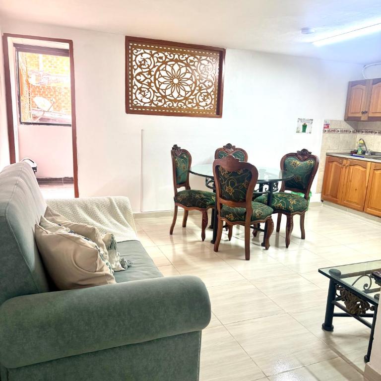 Apartamento muy cerca al parque - Three-Bedroom Apartment - 7