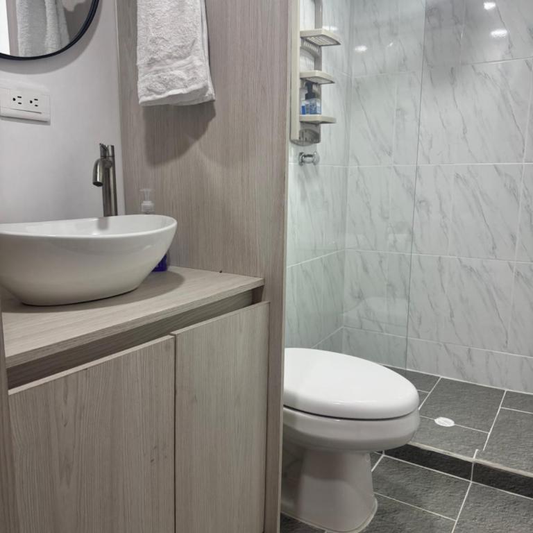 Apartamento muy cerca al parque - Three-Bedroom Apartment - 5