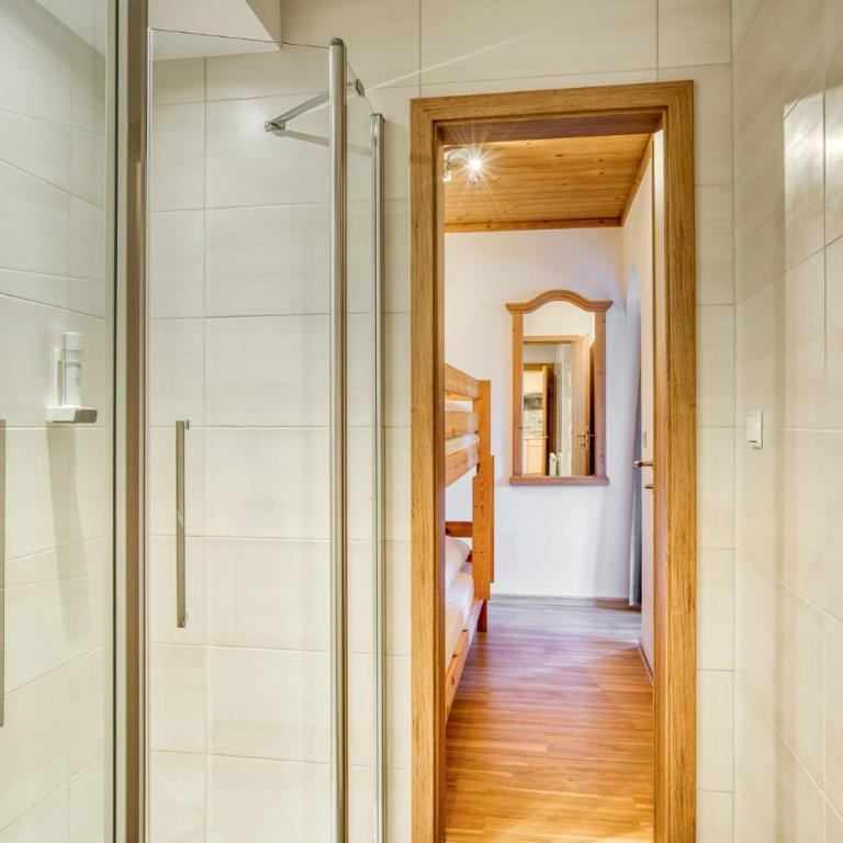 Boutiquehotel ZOMM - Culinary Hideaway - Apartment mit 1 Schlafzimmer, Kinderzimmer und Balkon - 12