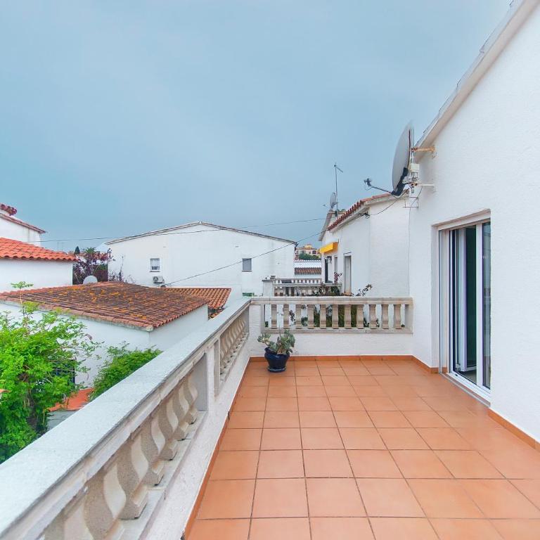 WELCS CASA 089 EMP Cerca del mar, patio y parking privado - Casa de 3 dormitorios - 35