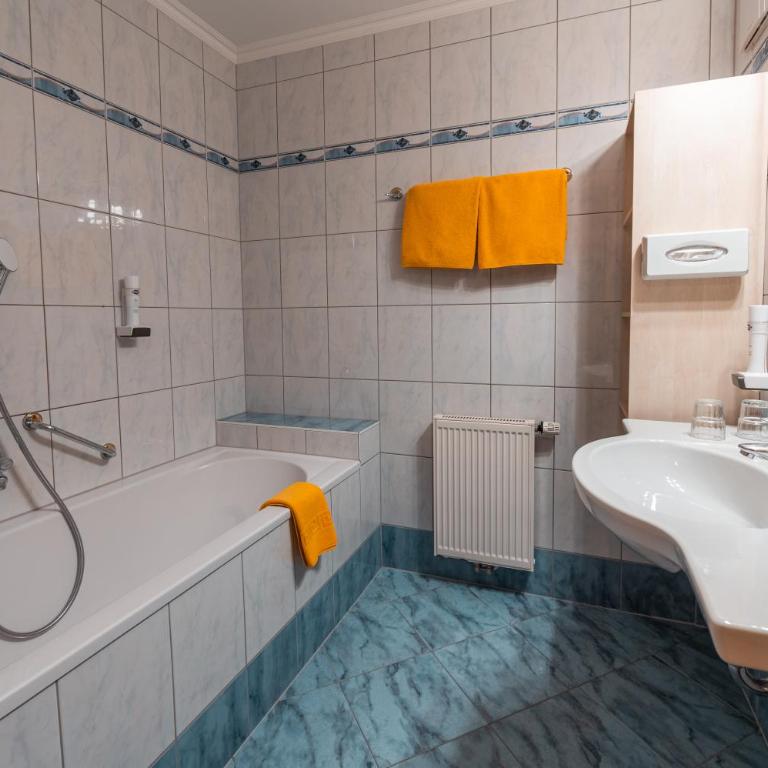 Berg & SPA Hotel Urslauerhof - Suite mit Balkon - 11