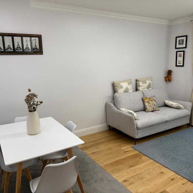 Au coeur du marché Poncelet et à 2 pas de l'Arc de Triomphe - appartement 6 personnes et 1 bébé, sdb, 2 WC - Appartement 2 Chambres - 8