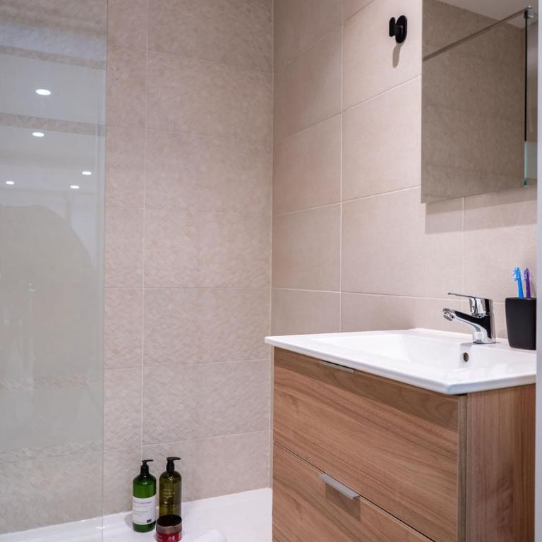 Emily Suites - Habitación Doble con balcón - 4