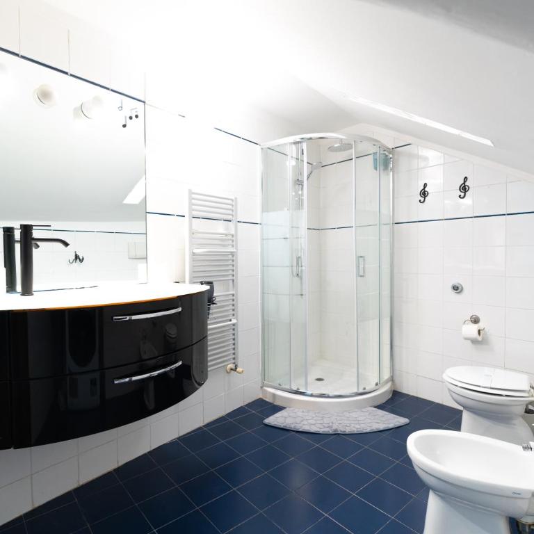 Airport & Sea, Large Music-Themed Apartment - One-Bedroom Apartment - 11