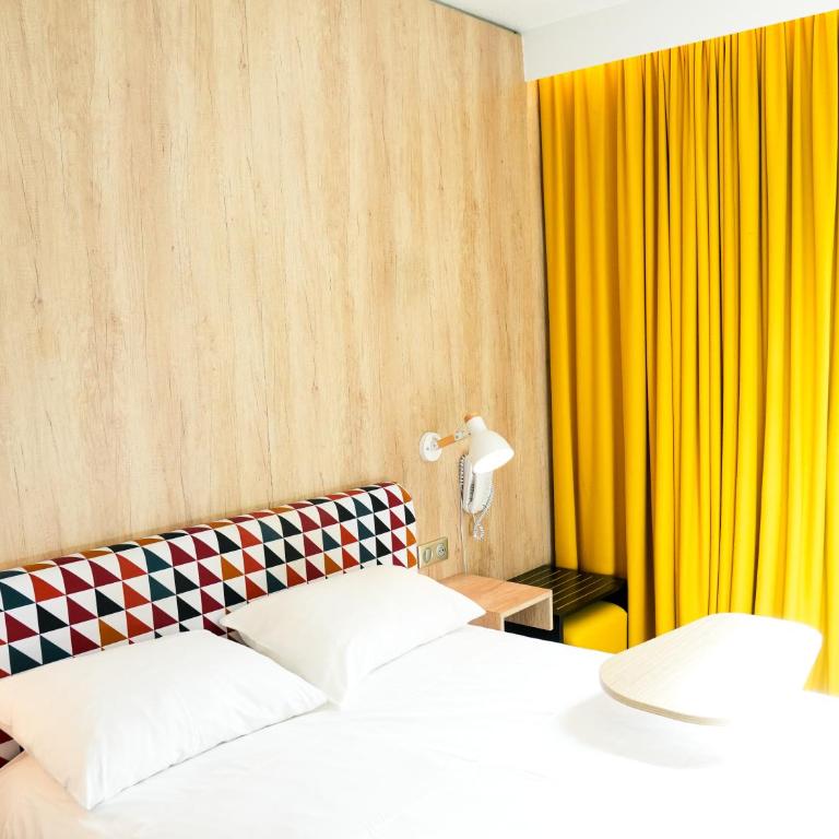 ibis Styles Caen Centre Historique - Suite Familiale Standard avec 2 Chambres Communicantes - 12
