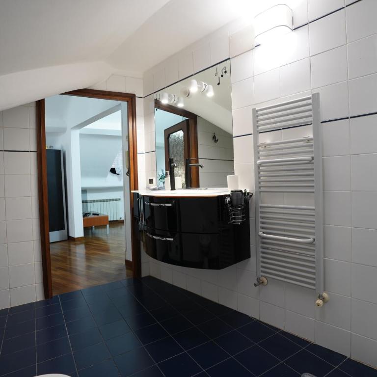 Airport & Sea, Large Music-Themed Apartment - One-Bedroom Apartment - 13