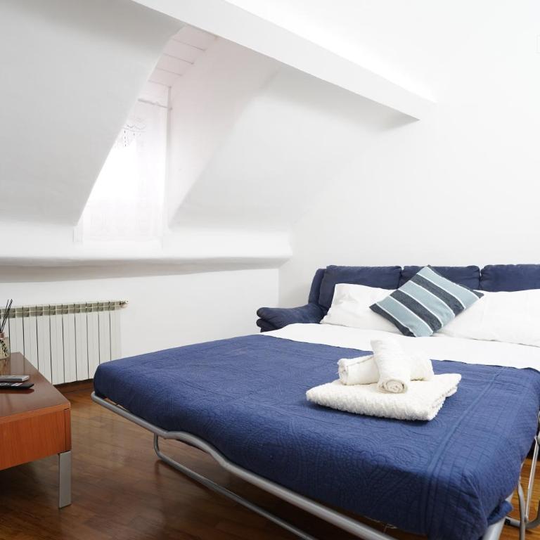 Airport & Sea, Large Music-Themed Apartment - One-Bedroom Apartment - 5