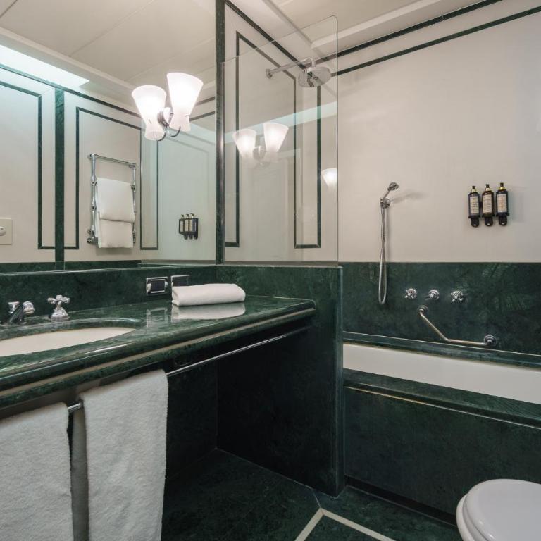 Eurostars Hotel Excelsior - Camera Familiare con Vista Mare - 4