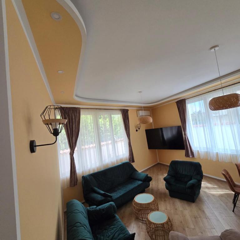 Villa Iper - Deluxe Two-Bedroom Apartment with Garden View - 1