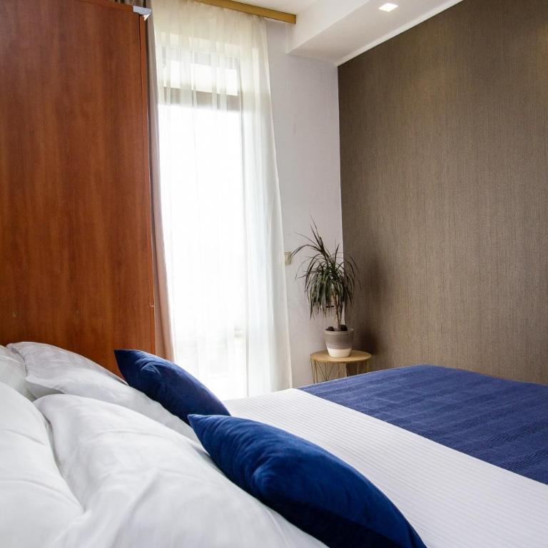 Apartments Ardura - Double Room with Balcony and Sea View - 10