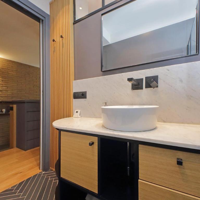 Onofrio - One-Bedroom Loft Apartment with One Queen Bed - 19