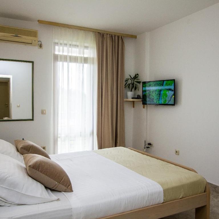 Apartments Ardura - Double Room with Balcony - 10