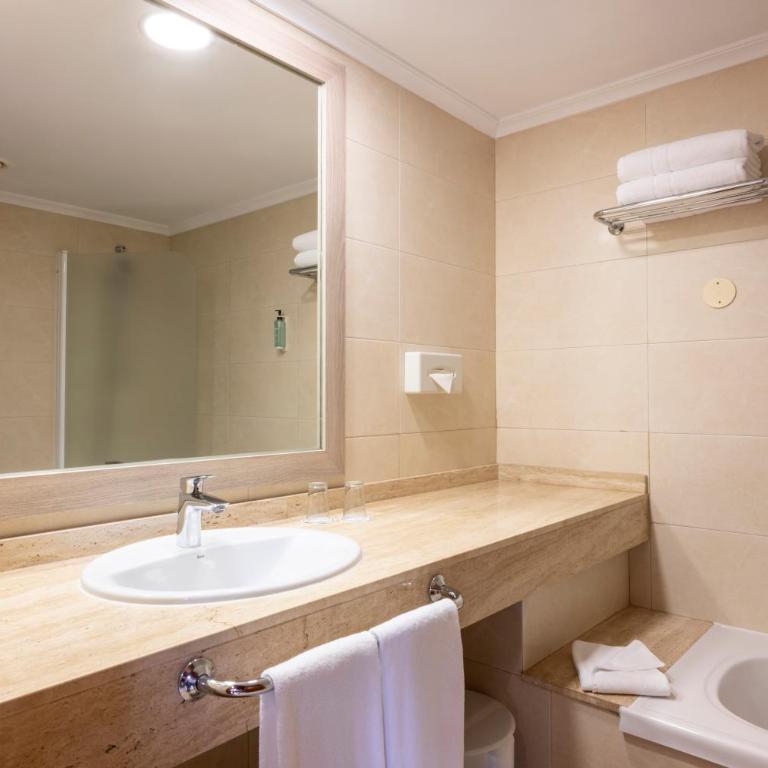 Landmar Costa los Gigantes Family Resort - Suite con vistas al jardín (2 adultos) - 1