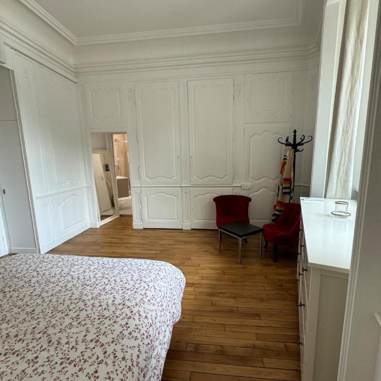 Luxurious 2 bedroom apartment, located in Avenue George V - Appartement 1 Chambre - 14