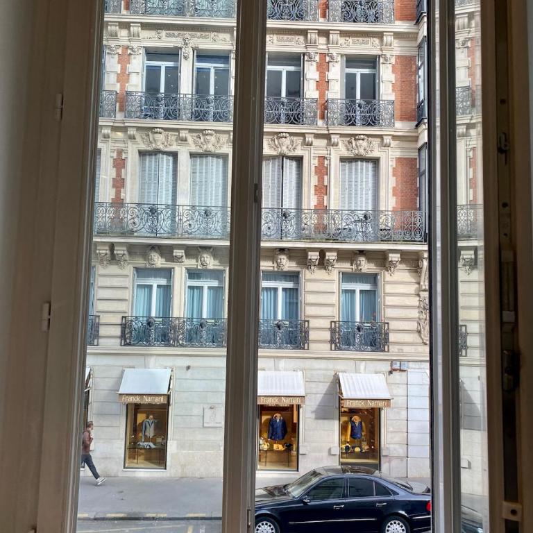 Luxurious 2 bedroom apartment, located in Avenue George V - Appartement 1 Chambre - 15