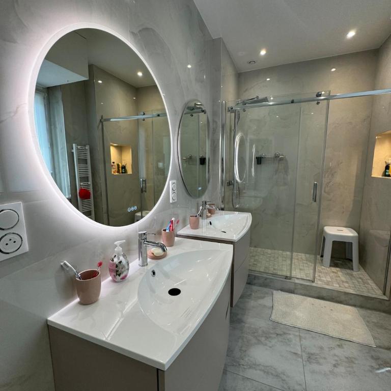 Luxurious 2 bedroom apartment, located in Avenue George V - Appartement 1 Chambre - 16