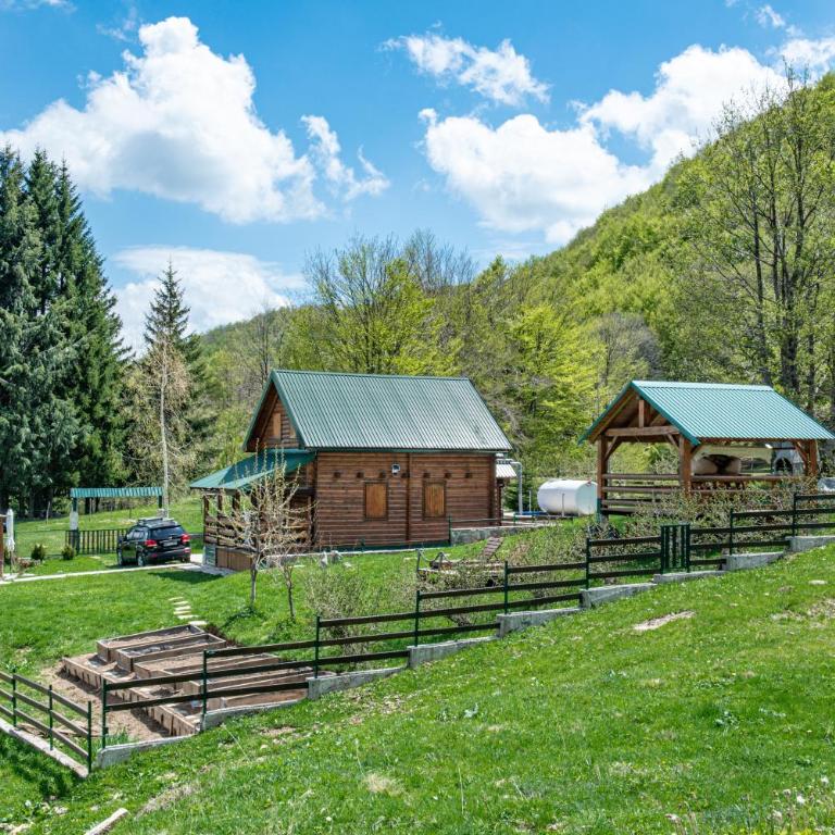 Private Cabin in the Woods - Three-Bedroom House - 29