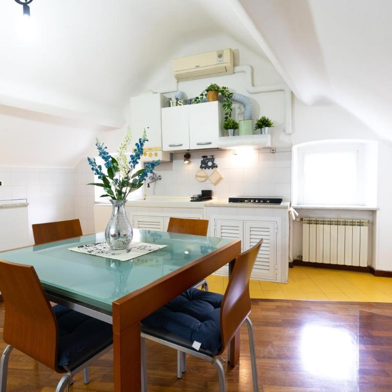 Airport & Sea, Large Music-Themed Apartment - One-Bedroom Apartment - 9