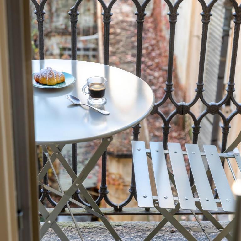 De Sonnaz Suite A - Two-Bedroom Deluxe Apartment with Balcony - 13